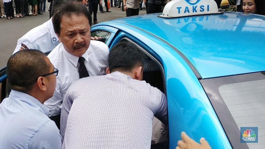 Direktur Utama Bursa Efek Indonesia (BEI) Tito Sulistio turun tangan membantu proses evakuasi korban ambruknya koridor lantai 1 Gedung BEI