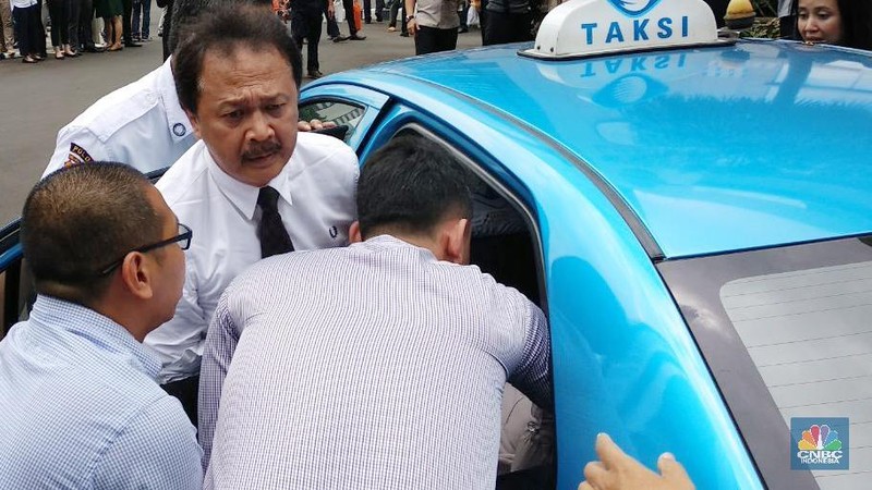 Direktur Utama Bursa Efek Indonesia (BEI) Tito Sulistio turun tangan membantu proses evakuasi korban ambruknya koridor lantai 1 Gedung BEI