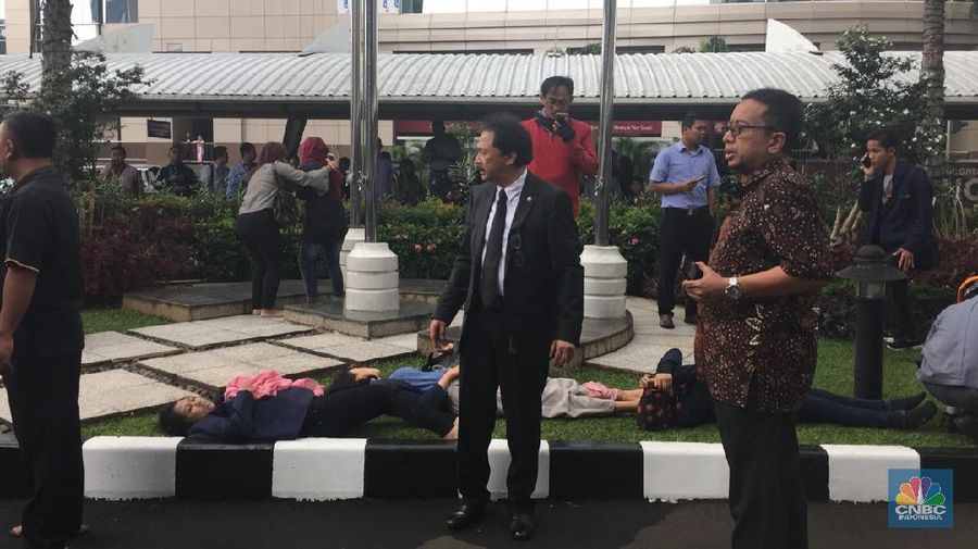 Belasan korban luka dievakuasi menggunakan taksi saat koridor lantai 1 Gedung Bursa Efek Indonesia ambruk