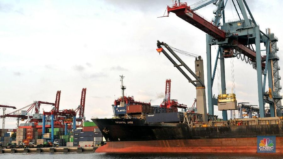 aktifitas bongkar muat di Pelabuhan Tanjung Priok