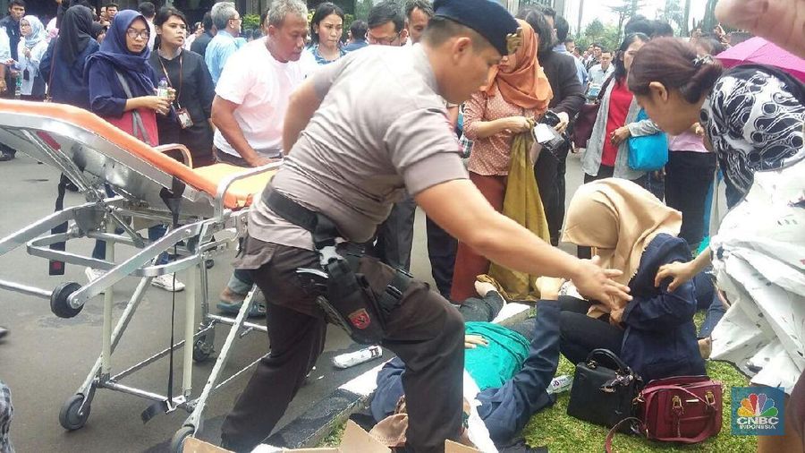 Ambruknya koridor Gedung BEI, menyebabkan puluhan korban mengalami luka-luka.