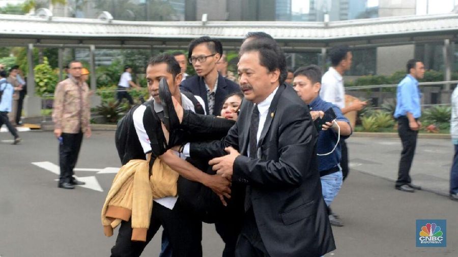Direktur Utama Bursa Efek Indonesia (BEI) Tito Sulistio turun tangan membantu proses evakuasi korban ambruknya koridor lantai 1 Gedung BEI