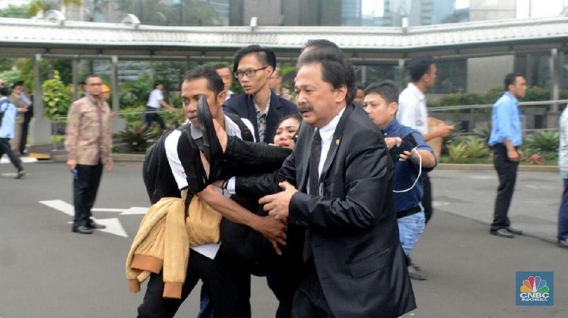 Direktur Utama Bursa Efek Indonesia (BEI) Tito Sulistio turun tangan membantu proses evakuasi korban ambruknya koridor lantai 1 Gedung BEI