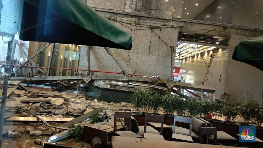 Belasan korban luka dievakuasi menggunakan taksi saat koridor lantai 1 Gedung Bursa Efek Indonesia ambruk