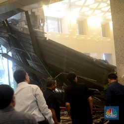 Begini Kondisi Ambruknya Koridor Lantai 1 Tower 2 Gedung BEI
