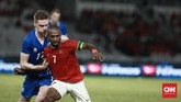 Pelatih Timnas Indonesia Luis Milla memasukkan sejumlah pemain bertipe menyerang di babak kedua, termasuk penyerang senior Boaz Solossa. (CNN Indonesia/Andry Novelino)