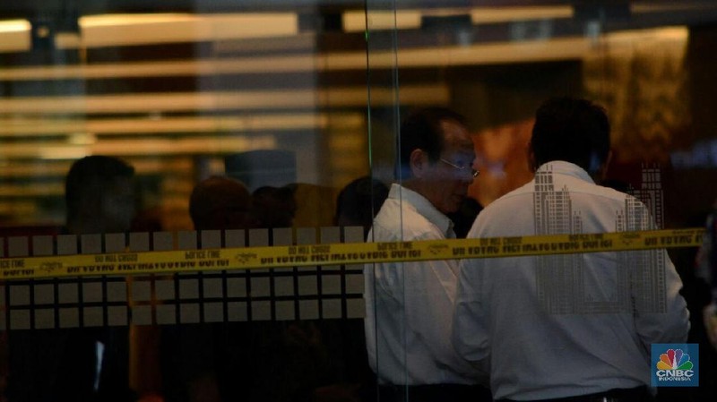 Petugas keamanan berjaga di lokasi ambruknya koridor lantai 1 Tower 2 Gedung BEI Jakarta
