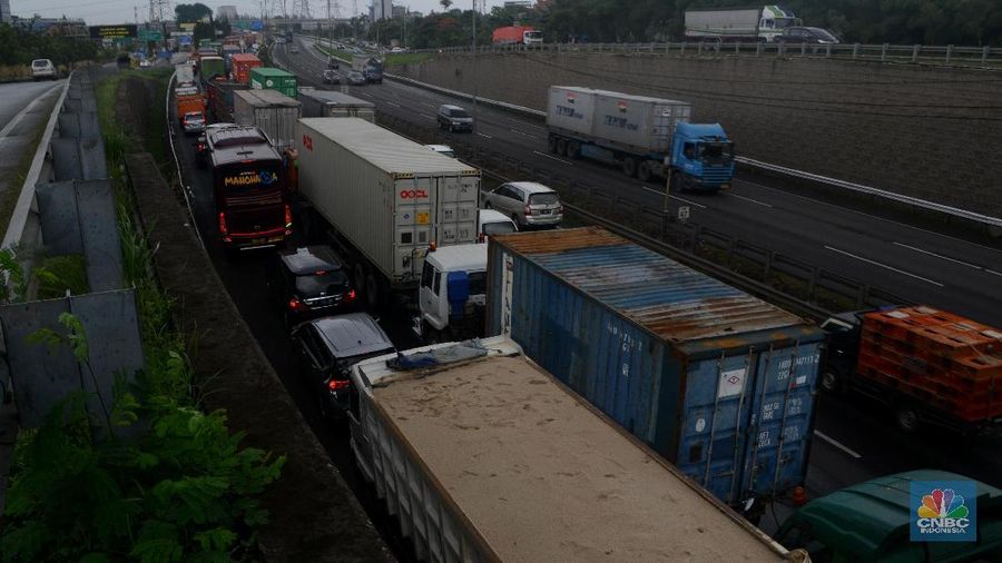 Jumlah kendaraan melalui gerbang tol Cikarang utama Jalan tol Jakarta-Cikampek meningkat 26,68% yang dianggap sebagai puncak arus mudik libur tahun baru 2019.