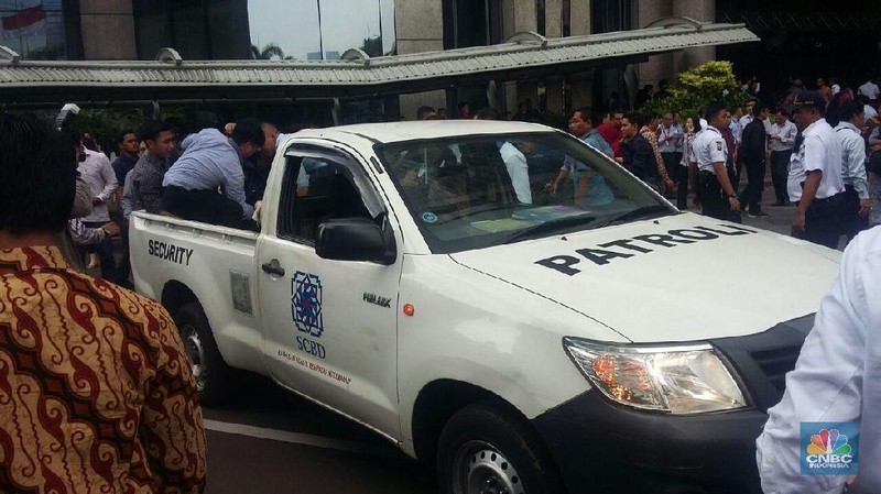 Ambruknya koridor Gedung BEI, menyebabkan puluhan korban mengalami luka-luka.