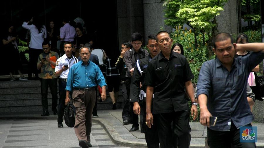 Aktifitas karyawan di Gedung Bursa Efek Indonesia, Jakarta, Selasa (16/1/2018). Paska tragedi ambruknya koridor di Tower 2 BEI kemarin (15/1), aktifitas hari ini berjalan normal meski sebagian karyawan yang berkantor di Tower 2 diliburkan.