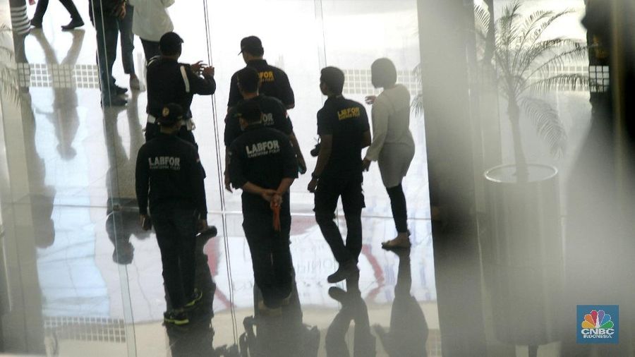 Tim Labfor Polri juga memeriksa koridor di Tower 1 Gedung BEI yang memiliki struktur bangunan yang serupa dengan koridor yang ambruk kemarin.