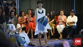 Label Purana mengeluarkan koleksi terbarunya Spring/Summer 2018 dengan menggelar peragaan busana bertajuk 'Intropical' yang berlangsung di Raffles Hotel, Jakarta, Selasa, (16/1). (CNNIndonesia/Safir Makki)