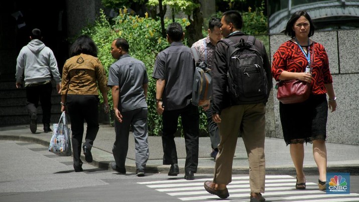 Aktifitas karyawan di Gedung Bursa Efek Indonesia, Jakarta, Selasa (16/1/2018). Paska tragedi ambruknya koridor di Tower 2 BEI kemarin (15/1), aktifitas hari ini berjalan normal meski sebagian karyawan yang berkantor di Tower 2 diliburkan.