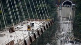 Badan pertahanan sipil Kolombia menyatakan, para pekerja saat itu sedang membenahi sistem saluran pembuangan. (AFP Photo/Raul Arboleda)