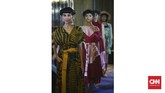 Selain itu, Purana mengenakan topi dan sandal anyam pada para model. Nonita menuturkan, topi tinggi nan unik ini merupakan hasil kolaborasi bersama label Dus Duk Duk. Sedangkan untuk sandal terbuat dari rotan dan eceng gondok. (CNNIndonesia/Safir Makki)