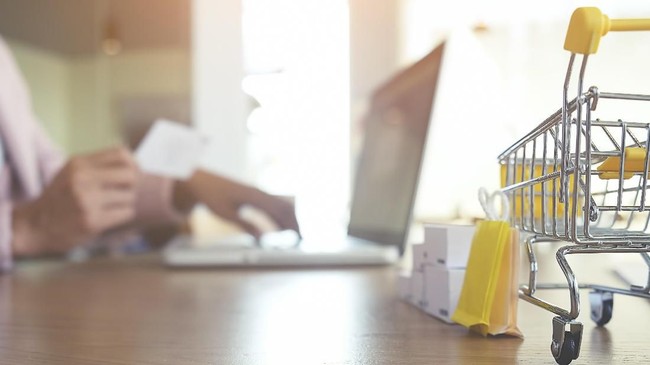 7 Ciri Kepribadian Orang yang Suka Berbelanja Sendirian