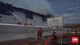 Gedung Museum Bahari, Jakarta Utara, terbakar saat gedung tengah kosong. Api terlihat sekitar pukul 08.55 WIB dan belum ada pengunjung yang datang ke museum tersebut, Senin (16/1). (CNN Indonesia/Hesti Rika)