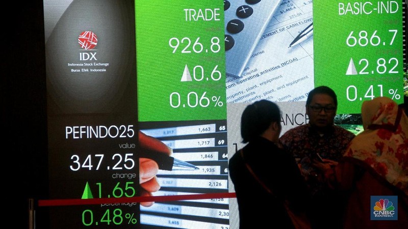 Pasca ambruknya koridor lantai 1 di Tower 2 Gedung BEI kemarin (15/1/2018), hari ini aktivitas perdagangan saham kembali berjalan normal.