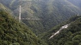 Dikenal dengan nama jembatan Chirajara, jalur yang sedang direkontstruksi itu nantinya akan menghubungkan Bogota dan Villavicencio. (Reuters/Jaime Saldarriaga)