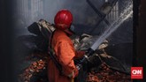 Petugas berupaya menuntaskan pemadaman sehingga tak muncul lagi bara api yang bisa memicu kebakaran kembali. (CNN Indonesia/Hesti Rika)