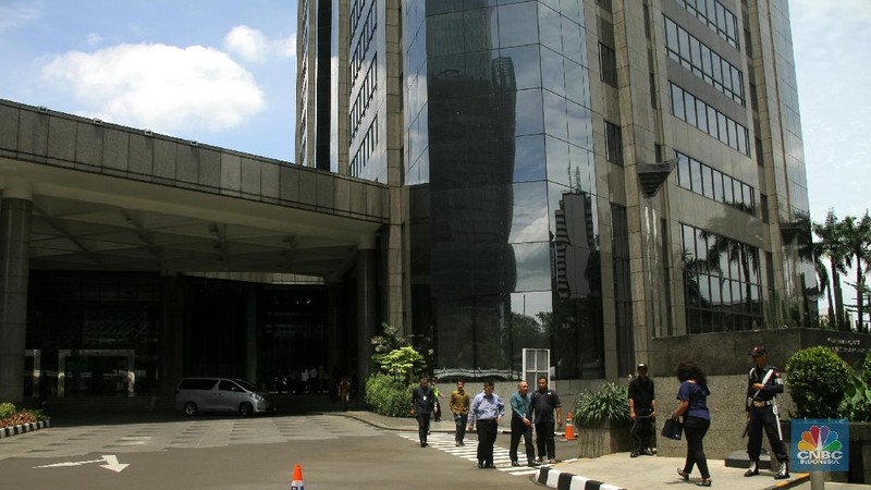 Pasca tragedi ambruknya selasar di Tower II, aktivitas hari ini berjalan normal meski sebagian karyawan yang berkantor di Tower 2 diliburkan.