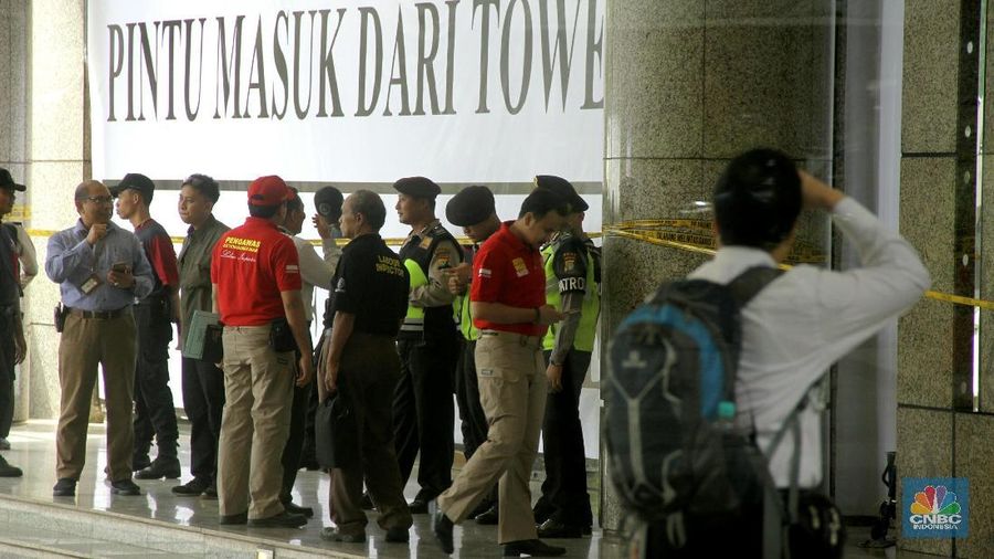 Tim Labfor Polri juga memeriksa koridor di Tower 1 Gedung BEI yang memiliki struktur bangunan yang serupa dengan koridor yang ambruk kemarin.