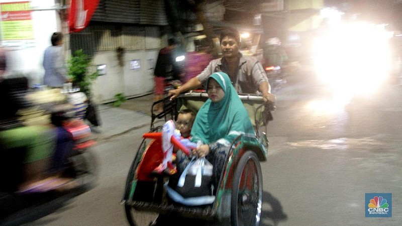Anies mewacanakan becak tetap beroperasi sebagai angkutan lingkungan.