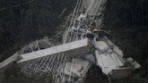 Perusahaan pengembang jembatan itu, Coviandes, masih bekerja sama dengan otoritas untuk menyelidiki penyebab insiden tersebut. (Reuters/Jaime Saldarriaga)