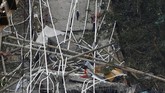Hingga saat ini, belum diketahui pasti jumlah pekerja yang sedang mengerjakan proyek di jembatan tersebut ketika insiden terjadi. (Reuters/Jaime Saldarriaga)