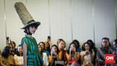 Perhatian terhadap bahan dan pewarna alam disampaikan Nonita sebagai upaya dalam mendukung aksi peduli lingkungan dan upaya mengurangi karbon di udara. (CNNIndonesia/Safir Makki)
