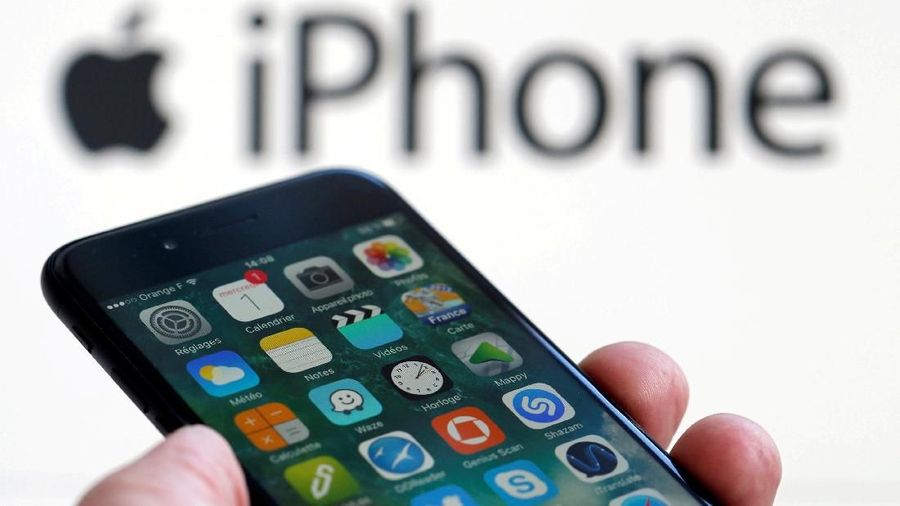 FILE PHOTO - An Apple iPhone 7 and the company logo are seen in this illustration picture taken in Bordeaux, France on February 1, 2017.    REUTERS/Regis Duvignau/File Photo