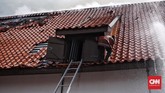 Petugas kebakaran mengatakan upaya mereka sempat disulitkan lapisan alumunium foil pada gedung yang membuat air sulit masuk ke dalam gedung dan titik api. (CNN Indonesia/Hesti Rika)