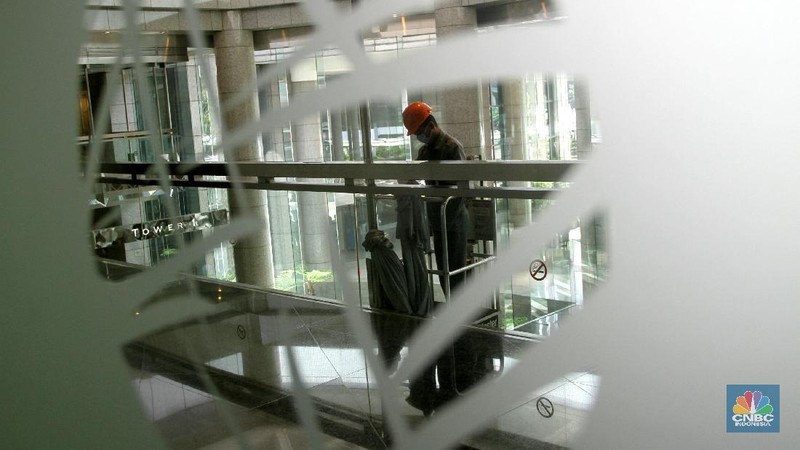 Pasca tragedi ambruknya selasar di Tower II, aktivitas hari ini berjalan normal meski sebagian karyawan yang berkantor di Tower 2 diliburkan.
