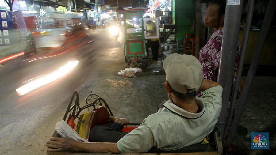 Anies mewacanakan becak tetap beroperasi sebagai angkutan lingkungan.