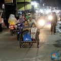 Seorang pengayuh becak mengangkut penumpang di kawasan Pasar Warakas, Tanjung Priok, Jakarta, Selasa (16/1/2018) malam. Gubernur DKI Jakarta Anies Baswedan mengatakan untuk merealisasikan wacana pengoperasian becak akan disusun lebih dulu aturannya.