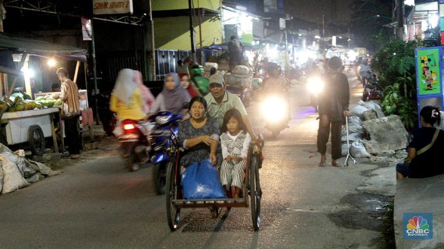 Anies mewacanakan becak tetap beroperasi sebagai angkutan lingkungan.