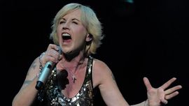 Ribuan Fan Iringi Jenazah Dolores 'The Cranberries'