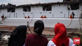 Kebakaran di museum yang menyimpan sejarah kemaritiman Indonesia ini tak luput dari perhatian warga yang ingin menyaksikan langsung perjuangan para pemadam kebakaran mengatasi api yang menjalar. (CNN Indonesia/Hesti Rika)