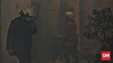 Petugas pemadam kebakaran mencoba menjinakkan api yang melahap Gedung C di komplek Museum Bahari. (CNN Indonesia/Hesti Rika)