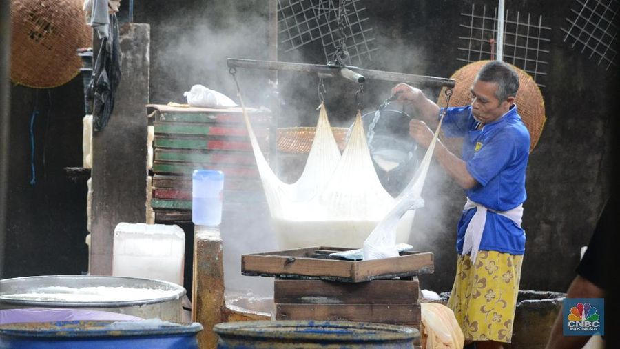 Aktivitas pekerja pabrik tahu di Jakarta