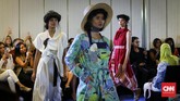 Nonita Respati, direktur kreatif Purana mengatakan koleksinya kali ini mengusung bahan yang mudah dicerna lingkungan dan tenun dengan pewarna alam. (CNNIndonesia/Safir Makki)