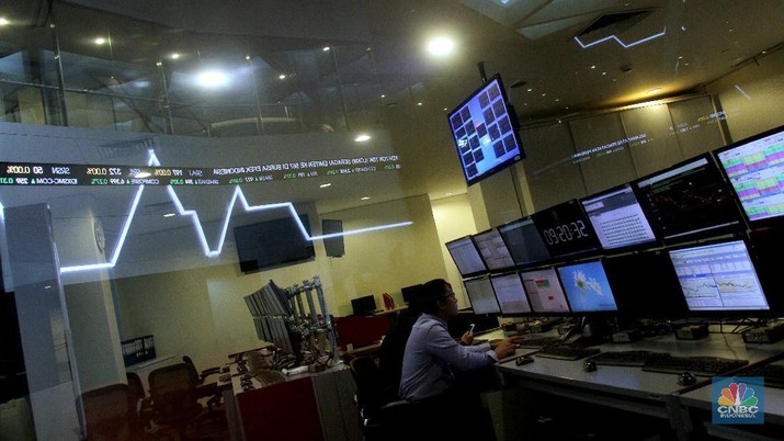 Aktivitas perdagangan saham di Bursa Efek Indonesia, Jakarta, Selasa (16/1/2018). Pasca ambruknya koridor lantai 1 di Tower 2 Gedung BEI kemarin (15/1/2018), hari ini aktifitas perdagangan saham kembali berjalan normal