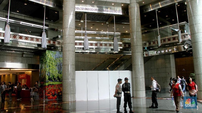 Pasca tragedi ambruknya selasar di Tower II, aktivitas hari ini berjalan normal meski sebagian karyawan yang berkantor di Tower 2 diliburkan.