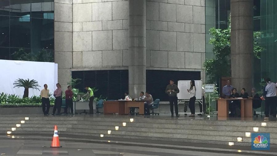 Semua karyawan yang berkantor di lantai tidak bekerja, karena area salasar yang ambruk kemarin masih dalam penyidikan pihak Kepolisian Republik Indonesia.