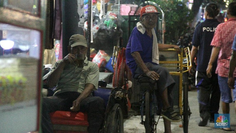 Anies mewacanakan becak tetap beroperasi sebagai angkutan lingkungan.