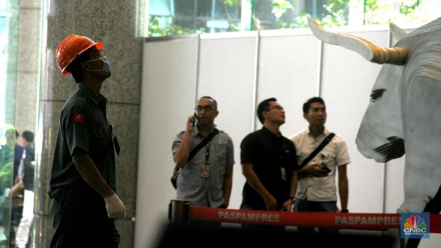 Tim Labfor Polri juga memeriksa koridor di Tower 1 Gedung BEI yang memiliki struktur bangunan yang serupa dengan koridor yang ambruk kemarin.