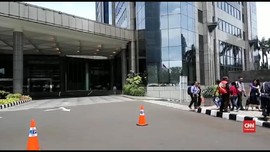 VIDEO: Selasar Roboh, Karyawan Gedung BEI Diliburkan