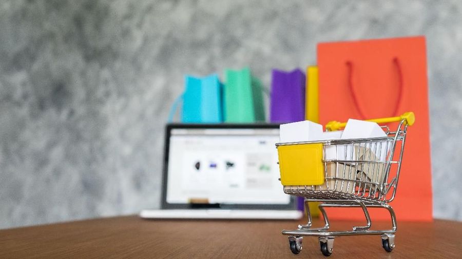 Kelas menengah mementingkan harga murah ketimbang kualitas. Barang impor menawarkan harga yang lebih murah ketimbang produk lokal.