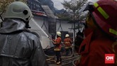 Upaya petugas yang menjinakkan api berhasil setelah sekitar dua jam berjuang sejak sekitar pukul 09.00 WIB. (CNN Indonesia/Hesti Rika)