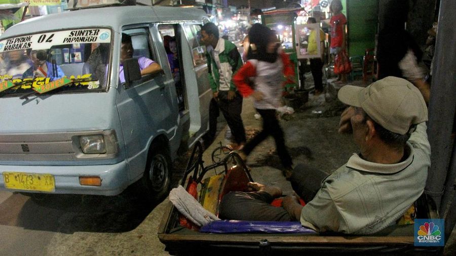 Anies mewacanakan becak tetap beroperasi sebagai angkutan lingkungan.